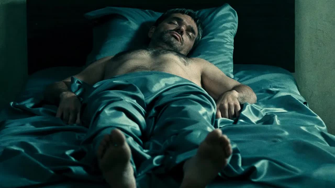 【越哥】给导演跪了，每一个镜头都有寓意，原来电影还可以这么拍！