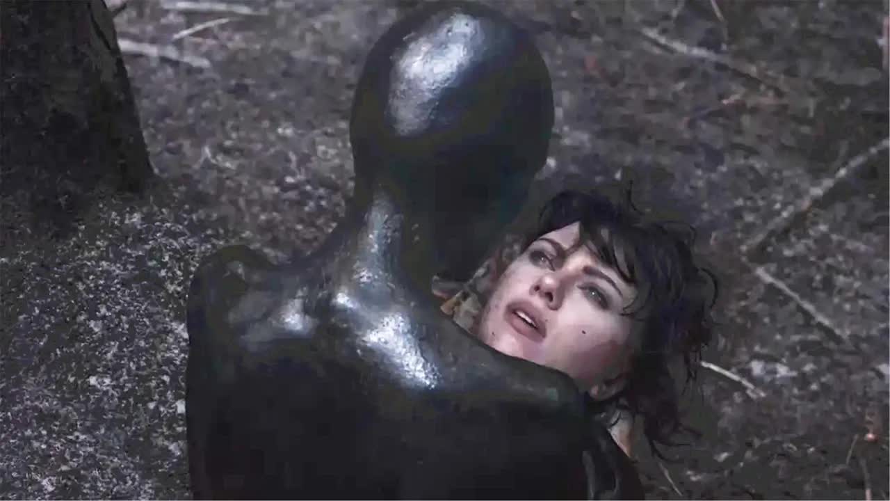 外星生物披上美女皮囊，四处引诱单身男性，一旦上钩就会被抽光血肉！