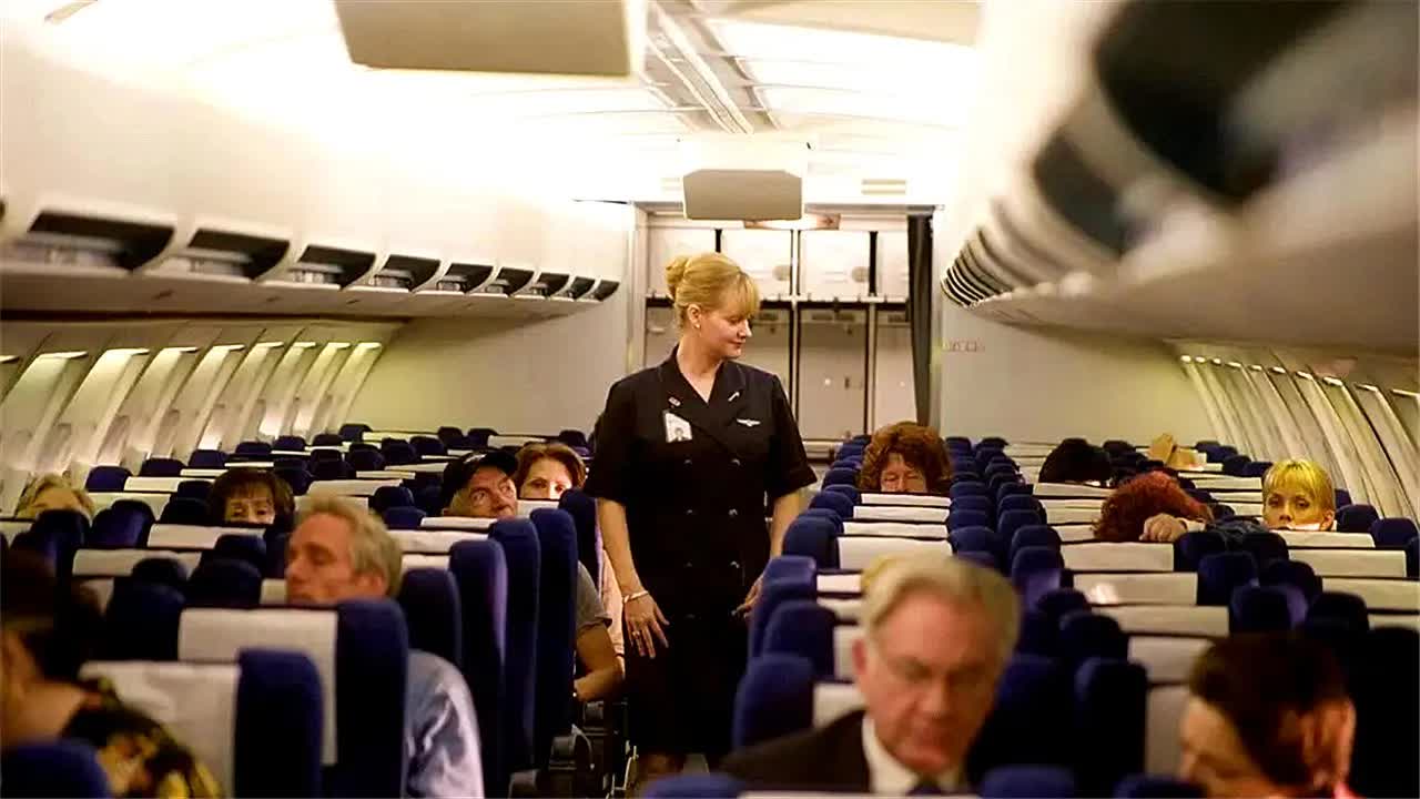 飞机被4个劫匪控制，劫匪不要赎金，只想开飞机逛街！