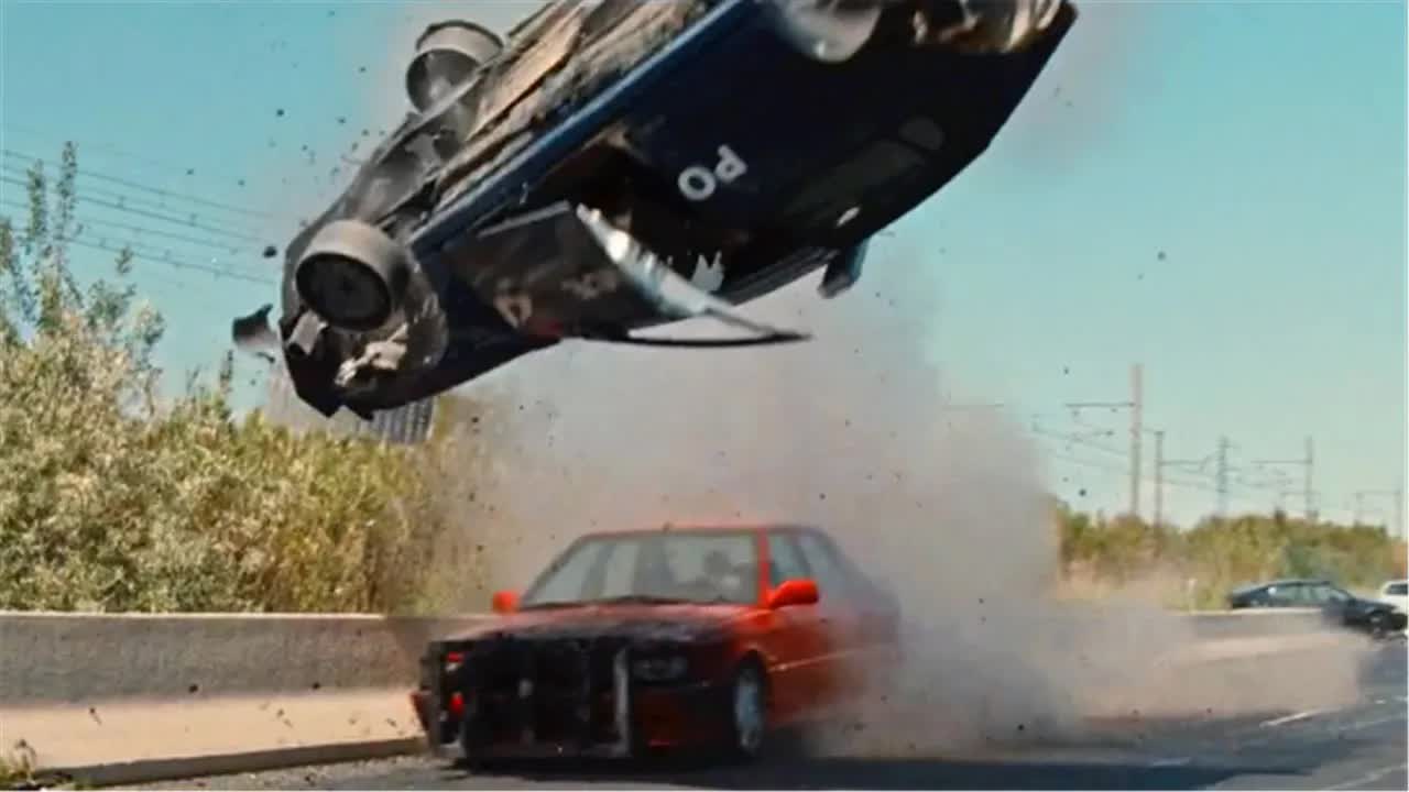 抢劫犯改装的车太牛，一头撞飞警车，被局长请去改装警车！