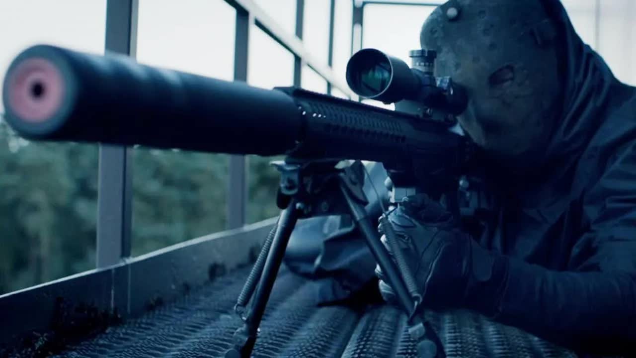 敢伸头戏耍狙击手的人有多牛？一人横扫几十个壮汉，秒杀特种兵之王！