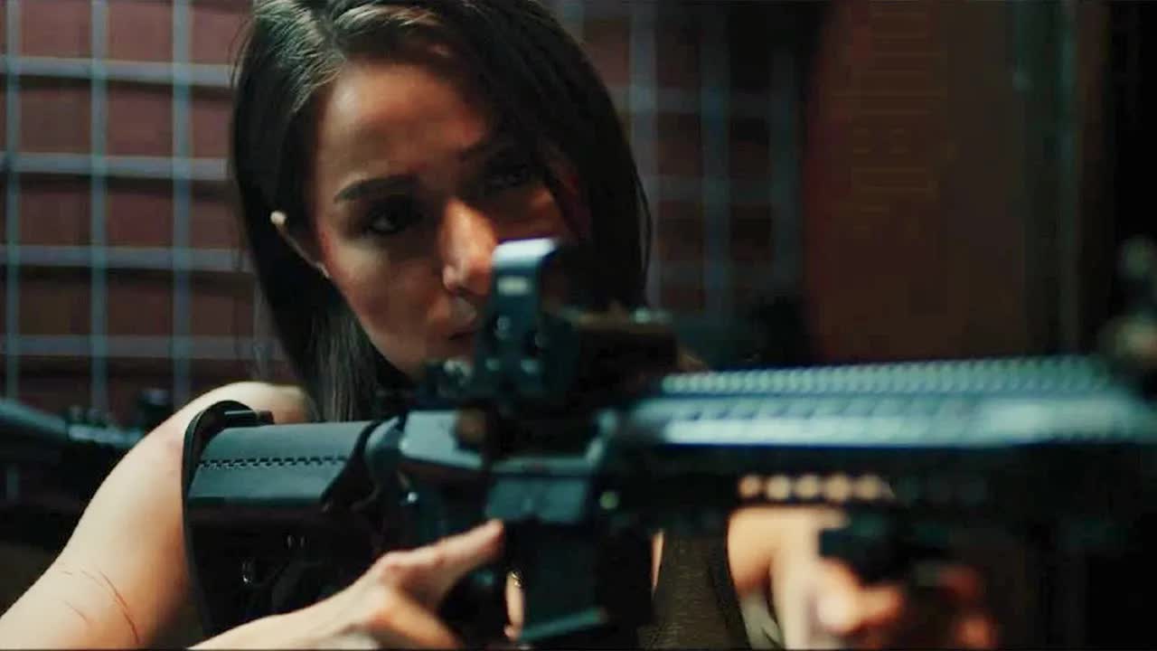 女杀手中的王者级有多强？一人干掉100个壮汉，连黑帮大哥都躲着她！